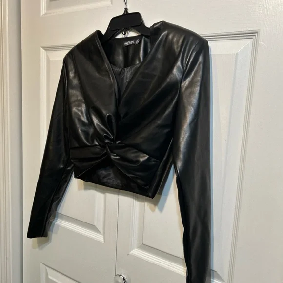 Nasty Gal Faux Leather Cropped Top Crossover Twisted Front Size 6 Black - Picture 4 of 11